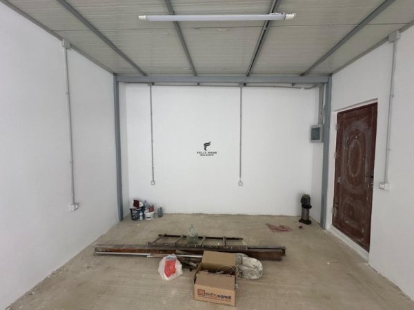 Tirane, jepet me qera magazine Kati 0, 50 m² 500 € (21 DHJETORI)