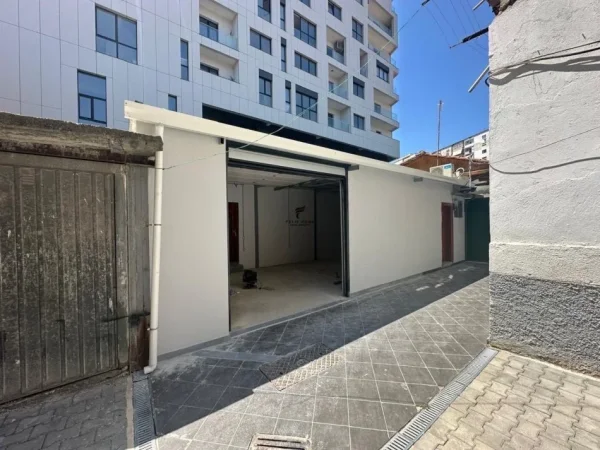 Tirane, jepet me qera magazine Kati 0, 50 m² 500 € (21 DHJETORI)