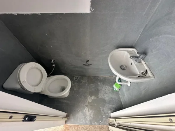 Tirane, jepet me qera magazine Kati 0, 50 m² 500 € (21 DHJETORI)