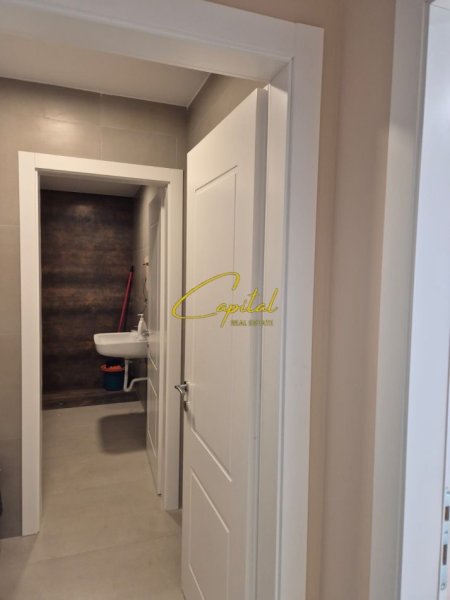 Tirane, jepet me qera zyre Kati 2, 130 m² 2.200 € (LIQENI ARTIFICIAL)