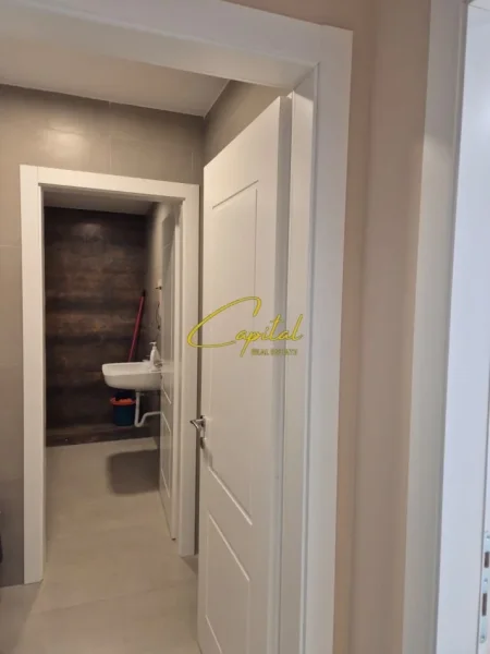 Tirane, jepet me qera zyre Kati 2, 130 m² 2.200 € (LIQENI ARTIFICIAL)