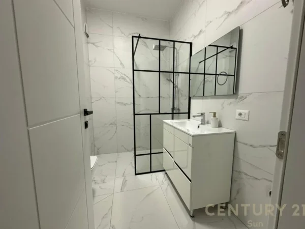 Tirane, jepet me qera zyre Kati 4, 65 m² 700 € (Myslym Shyri)