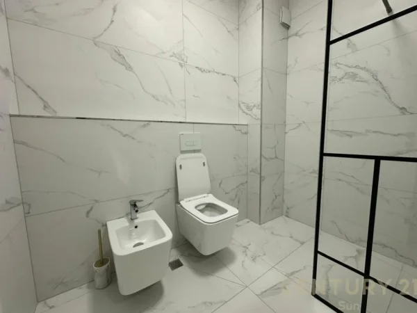 Tirane, jepet me qera zyre Kati 4, 65 m² 700 € (Myslym Shyri)