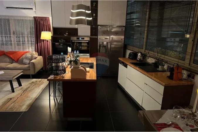 Tirane, jepet me qera apartament Dublex Kati 4, 130 m² 950 € (Komuna e Parisit)
