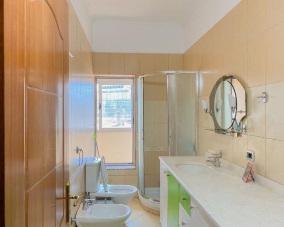 Tirane, jepet me qera 2+1+Ballkon Kati 4, 700 € 