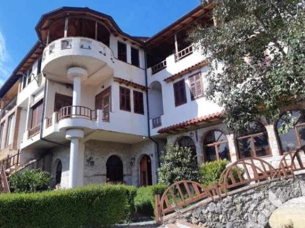 Tirane, shitet bar-resorant 3  Kate, 500 m2 m² 300.000 Euro ne Surrel .