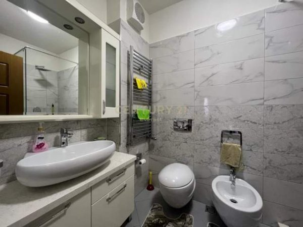 Tirane, shes apartament 2+1 220.000 Euro (21 Dhjetori)