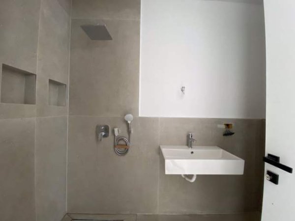 Tirane, jepet me qera apartament 2+1 Kati 2, 98 m² 800 Euro (liqeni thate)
