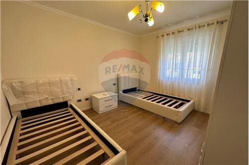Tirane, shitet apartament 1+1+A+BLK Kati 3, 52 m² 99.000 Euro (Rruga e Barrikadave)