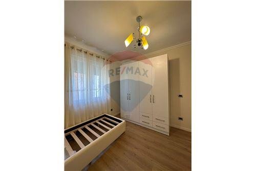 Tirane, shitet apartament 1+1+A+BLK Kati 3, 52 m² 99.000 Euro (Rruga e Barrikadave)