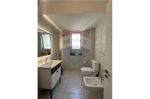 Tirane, shitet apartament 1+1+A+BLK Kati 3, 52 m² 99.000 Euro (Rruga e Barrikadave)