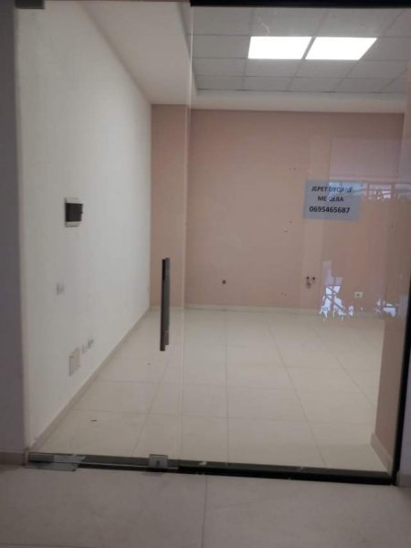 Tirane, jepet me qera dyqan Kati 2, 40 m² 35.000 Leke (Bulevardi blu)
