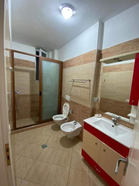 Tirane, jepet me qera apartament 1+1+BLK Kati 7, 75 m² 450 Euro (Rruga Komuna e Parisit)