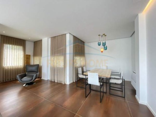 Tirane, jepet me qera Vile 2+1+A+BLK Kati 3, 350 m² 2.000 Euro (Berzhite)