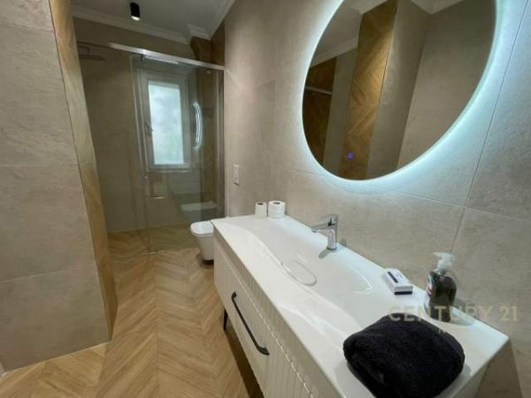 Tirane, jepet me qera apartament 2+1+BLK Kati 3, 110 m² 900 Euro (Kristal Center, Komuna e Parisit)