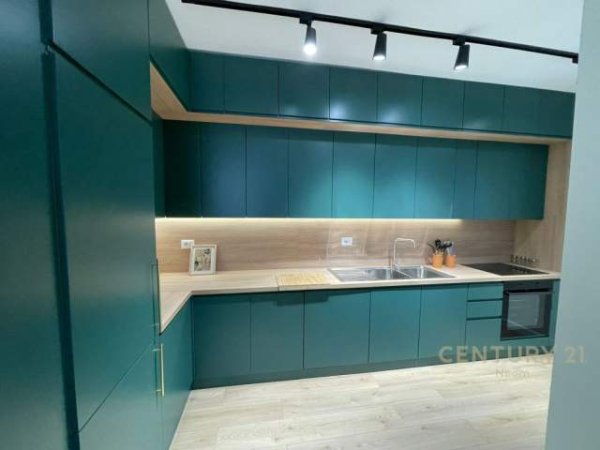 Tirane, jepet me qera apartament 2+1+BLK Kati 3, 110 m² 900 Euro (Kristal Center, Komuna e Parisit)
