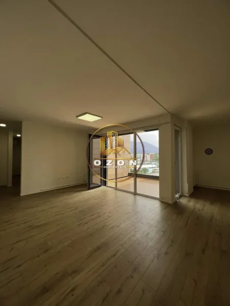 Tirane, jepet me qera ambjent biznesi Kati 10, 180 m² 1500 Euro (Kompleksi Olimpik)