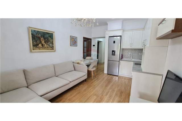 Tirane, jepet me qera apartament 2+1 Kati 2, 7 m² 750 Euro (Reshit Collaku - Shallvaret)