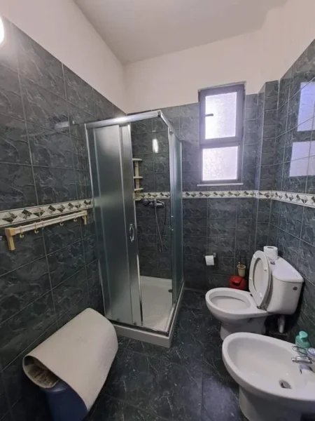 Tirane, jepet me qera apartament 2+1 Kati 2, 77 m² 450 Euro (prane rruges Hoxha Tahsim)