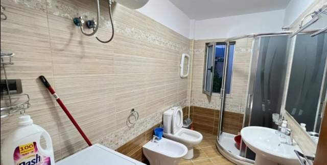 Tirane, jepet me qera apartament 2+1 Kati 5, 75 m² 500 Euro (50 metra mbi shkollen e Baletit)
