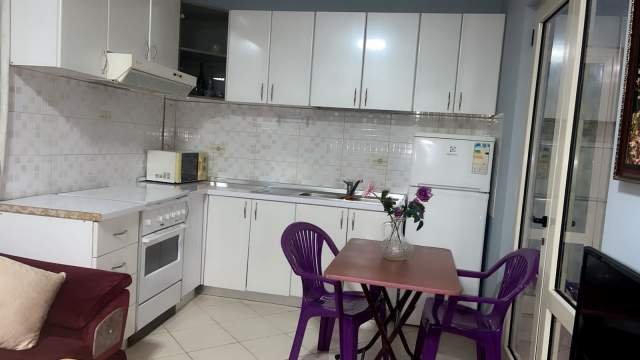 Tirane, jepet me qera apartament 1+1+BLK Kati 5, 50 m² 40.000 Leke (prane Kopeshtit numer 8)