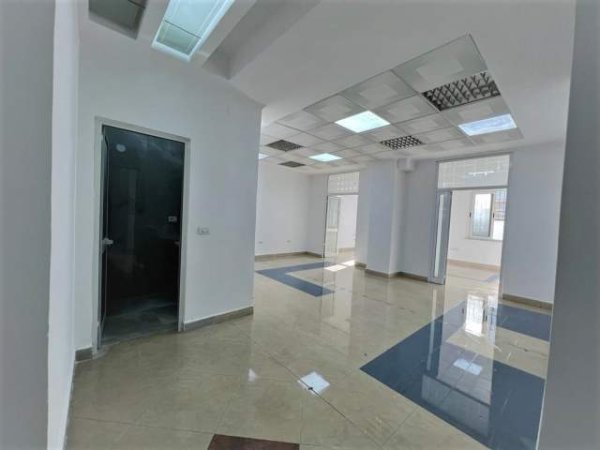 Tirane, jepet me qera ambjent biznesi Kati 1, 130 m² 1.500 Euro (Prane Tajvanit)