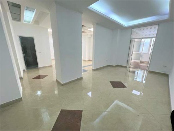 Tirane, jepet me qera ambjent biznesi Kati 1, 130 m² 1.500 Euro (Prane Tajvanit)
