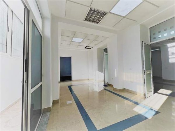 Tirane, jepet me qera ambjent biznesi Kati 1, 130 m² 1.500 Euro (Prane Tajvanit)