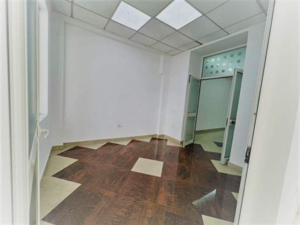 Tirane, jepet me qera ambjent biznesi Kati 1, 130 m² 1.500 Euro (Prane Tajvanit)
