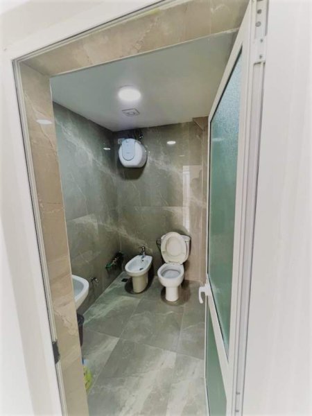 Tirane, jepet me qera ambjent biznesi Kati 1, 130 m² 1.500 Euro (Prane Tajvanit)