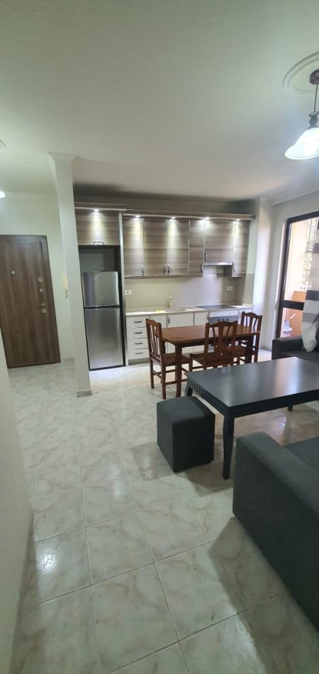 Tirane, jepet me qera apartament 2+1 Kati 1, 400 Euro