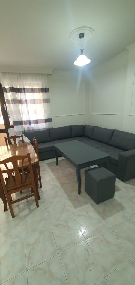 Tirane, jepet me qera apartament 2+1 Kati 1, 400 Euro