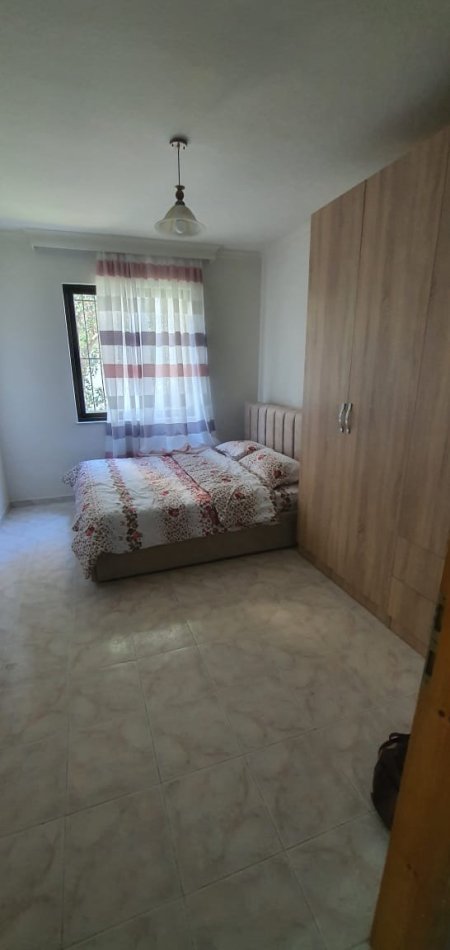 Tirane, jepet me qera apartament 2+1 Kati 1, 400 Euro