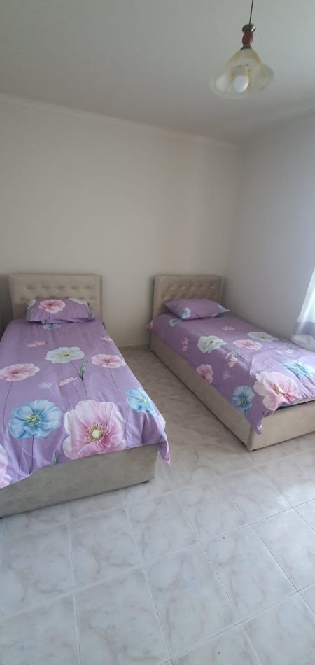 Tirane, jepet me qera apartament 2+1 Kati 1, 400 Euro