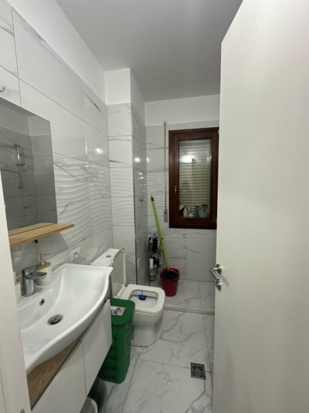 Tirane, jepet me qera apartament 1+1+Ballkon Kati 1, 61 m² 450 € (Kopshti Botanik, pranë xhamisë së Selitës)