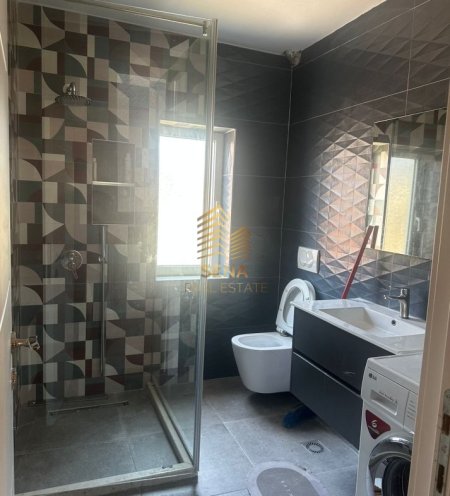 Tirane, jepet me qera apartament 3+1 Kati 4, 100 m² 800 € (Pranë Ministrise se Arsimit)
