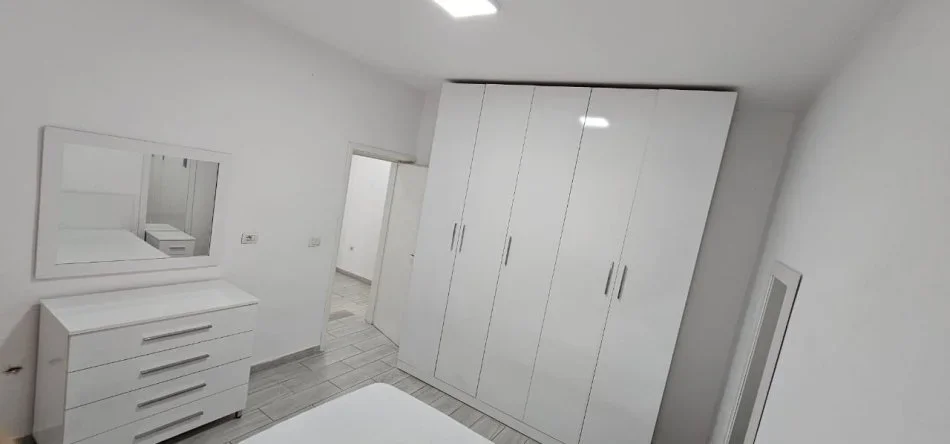Tirane, jepet me qera apartament 1+1+Ballkon Kati 2, 70 m² 550 € 