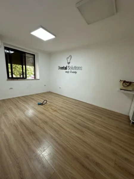 Tirane, jepet me qera ambjent biznesi Kati 2, 700 € (Kryqezimi i Vasil Shantos)