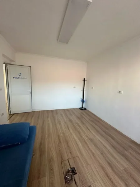 Tirane, jepet me qera ambjent biznesi Kati 2, 700 € (Kryqezimi i Vasil Shantos)