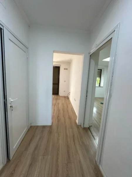 Tirane, jepet me qera ambjent biznesi Kati 2, 700 € (Kryqezimi i Vasil Shantos)
