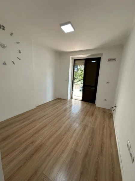 Tirane, jepet me qera ambjent biznesi Kati 2, 700 € (Kryqezimi i Vasil Shantos)