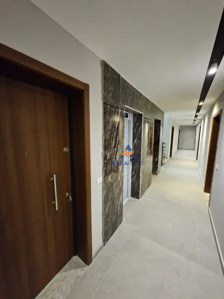 Tirane, jepet me qera apartament 1+1+Ballkon Kati 2, 56 m² 550 € (TE SHKOLLA E KUQE)