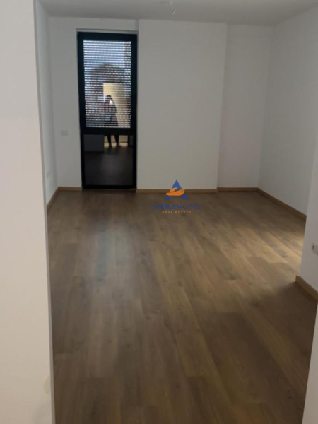 Tirane, jepet me qera apartament 1+1+Ballkon Kati 2, 56 m² 550 € (TE SHKOLLA E KUQE)