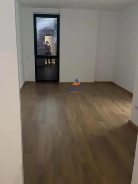 Tirane, jepet me qera apartament 1+1+Ballkon Kati 2, 56 m² 550 € (TE SHKOLLA E KUQE)