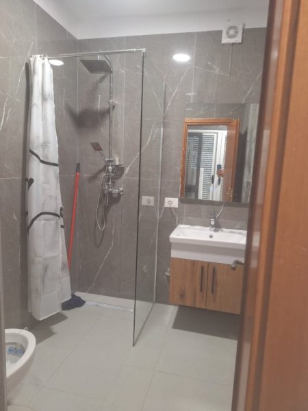 Tirane, jepet me qera apartament 2+1 Kati 1, 78 m² 600 € (21 Dhjetori, Rruga Kongresi Lushnjës,Pas Hotel Mondial)