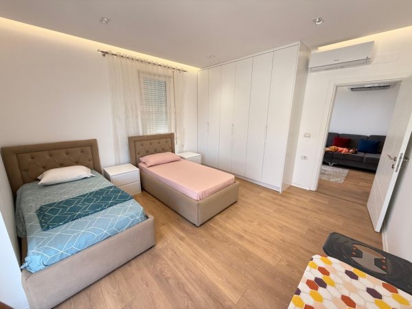 Tirane, jepet me qera apartament 2+1 Kati 1, 100 m² 600 € 