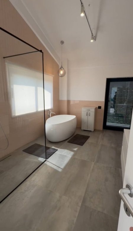 Tirane, jepet me qera Vile 4 Katshe, 1.200 m² 6.500 € (Rruga e Ullishteve, Liqeni i Thatë, Tiranë, TT 2046)