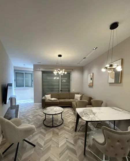 Tirane, jepet me qera apartament 2+1+Ballkon Kati 7, 120 m² 1.200 € (QENDER)