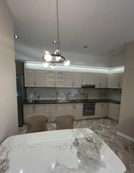 Tirane, jepet me qera apartament 2+1+Ballkon Kati 7, 120 m² 1.200 € (QENDER)