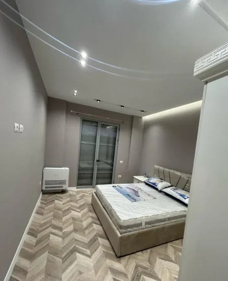 Tirane, jepet me qera apartament 2+1+Ballkon Kati 7, 120 m² 1.200 € (QENDER)